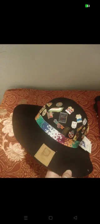 Cappello nero con spille colorate