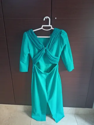 Vestido fiesta verde con abertura