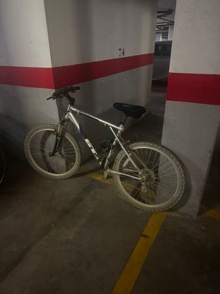 Bicicleta de montaña GT para adulto