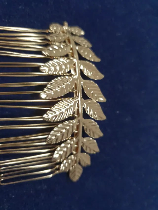 Peineta dorada estilo hoja