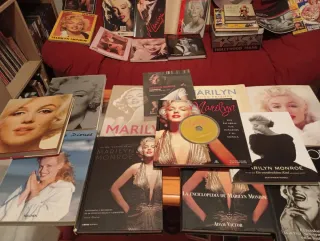 Figura Marilyn Monroe base madera,, LIBROS,VINILOS