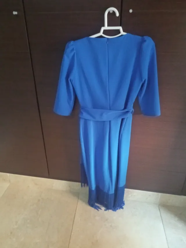 Elegante vestido azul con flecos