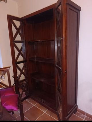 Vitrina de madera teca con puertas de cristal