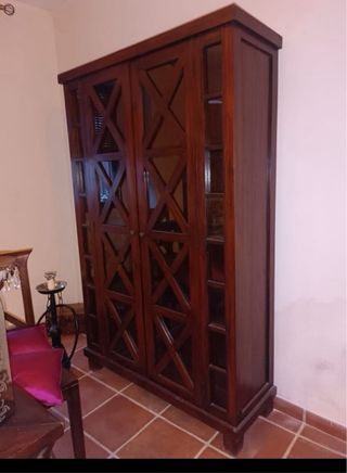 Vitrina de madera teca con puertas de cristal