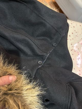 Trenca negra con capucha y pelo