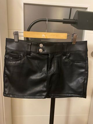 Minifalda negra efecto piel
