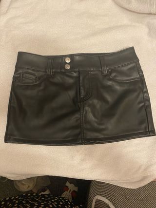 Minifalda negra efecto piel