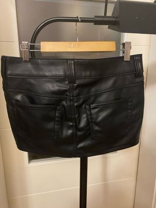 Minifalda negra efecto piel