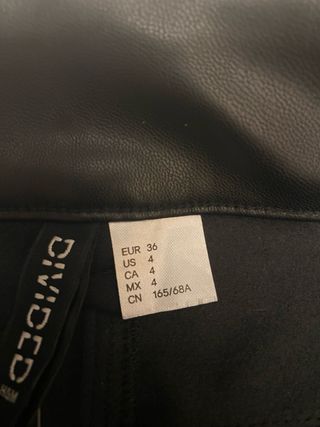 Minifalda negra efecto piel