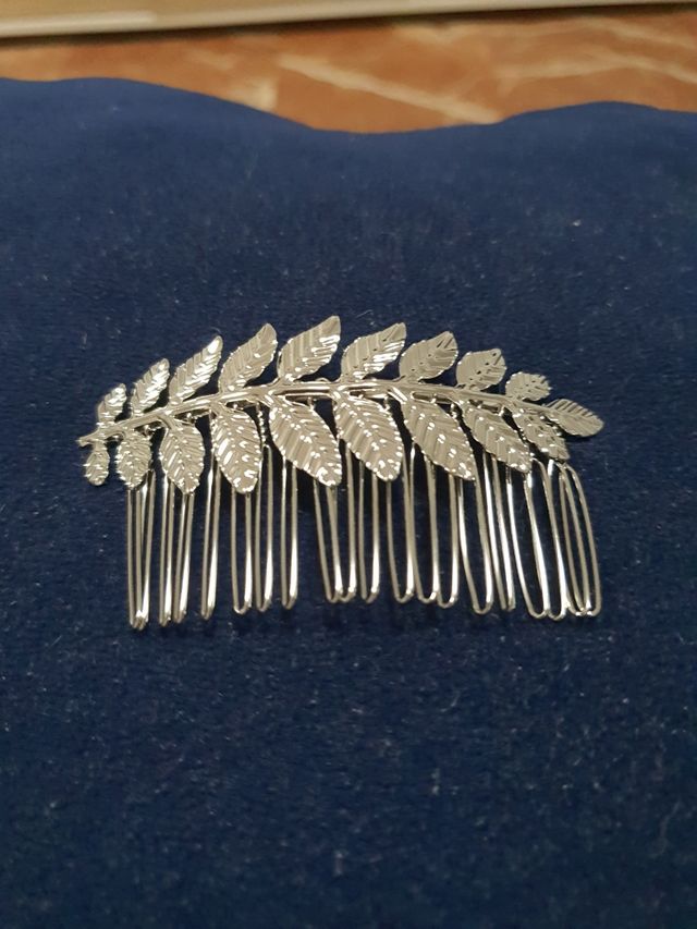 Peineta plateada con diseño de hojas