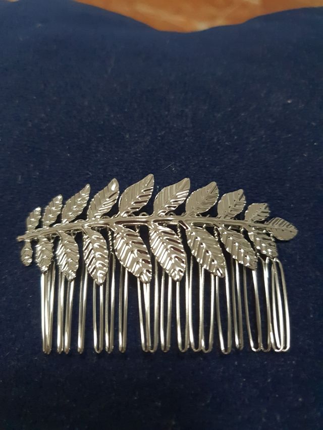 Peineta plateada con diseño de hojas