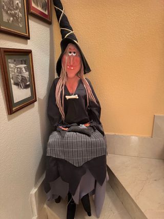 Adorno Bruja Tela y Plástico