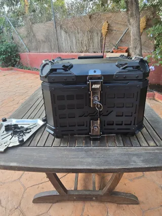 Baúl Moto 45L Negro con Soporte