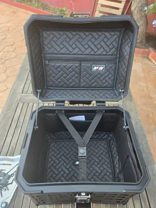 Baúl Moto 45L Negro con Soporte