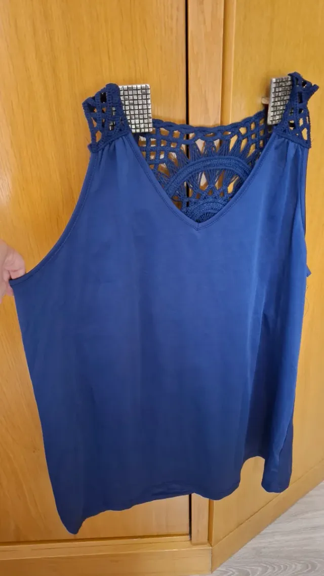 Camiseta azul con crochet