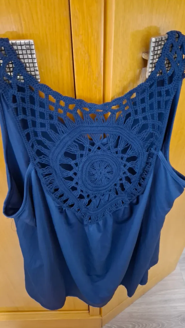 Camiseta azul con crochet