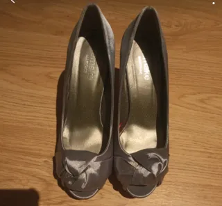 Zapatos de tacón plateados con abertura adelante 