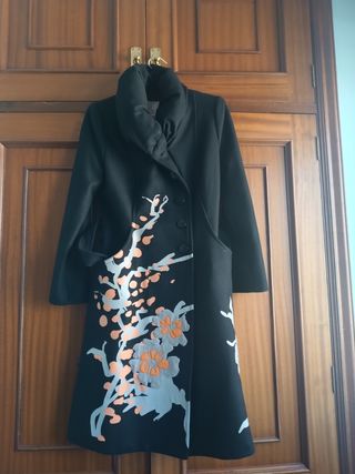 Abrigo negro lana estampado flores en el delantero