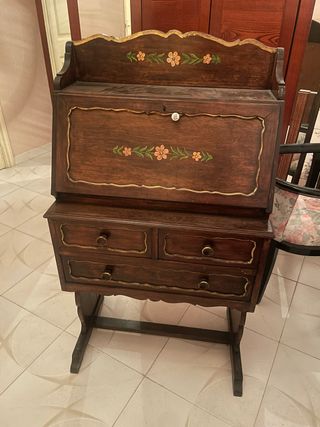 Tocador de madera con detalles dorados y flores
