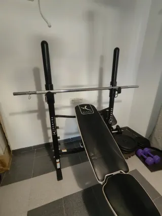 Banco de musculación y pesas
