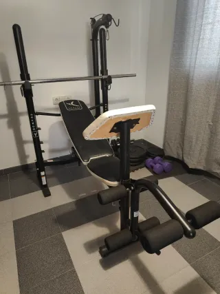 Banco de musculación y pesas