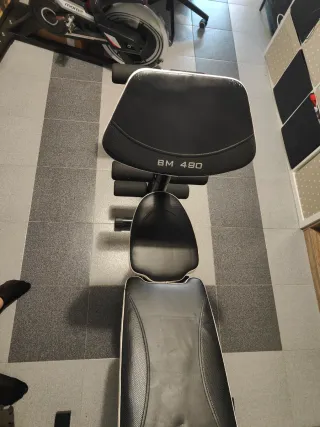 Banco de musculación y pesas