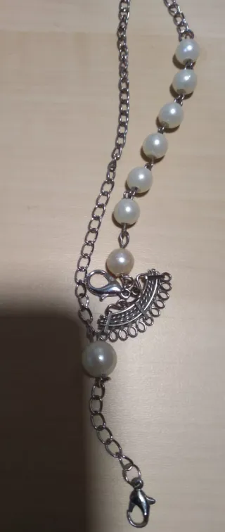 Abaniquero con perlas y cadena plateada..