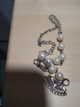 Abaniquero con perlas y cadena plateada..