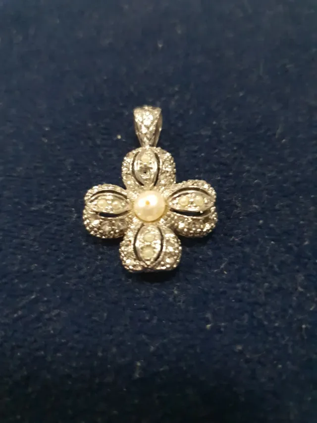 Colgante de plata con perla blanca