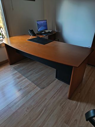 Mesa de despacho de madera