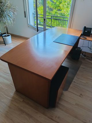 Mesa de despacho de madera