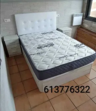 Cama con cabecero tapizado y mesitas