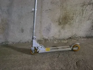Patinete plateado