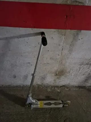 Patinete plateado