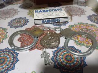 Esposas de juguete con placa y llaves