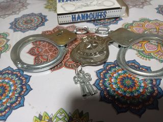 Esposas de juguete con placa y llaves