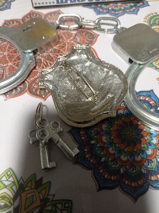 Esposas de juguete con placa y llaves
