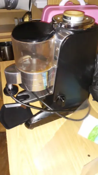 Molinillo de café negro y plateado con vaso