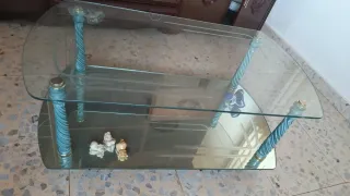 Mesa de cristal con patas azules