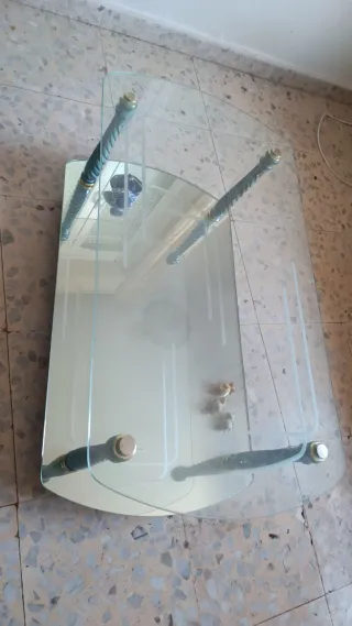 Mesa de cristal con patas azules