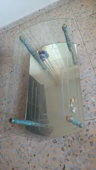Mesa de cristal con patas azules