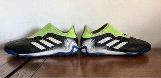 Botas de fútbol Adidas negras y verdes