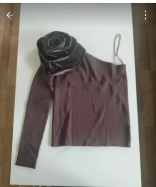 Top Zara manga asimétrica flor