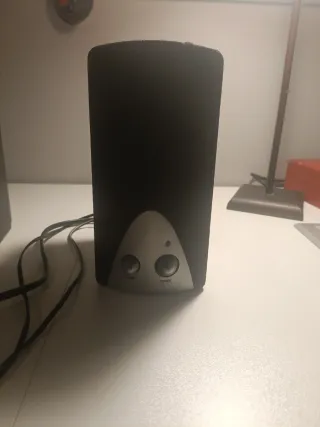 Altavoces negros y plateados