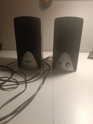 Altavoces negros y plateados