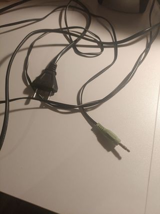 Altavoces negros y plateados