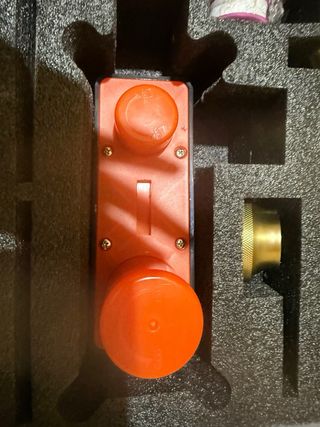 Torneira de parede dourada