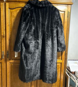 Chaquetón de pelo negro