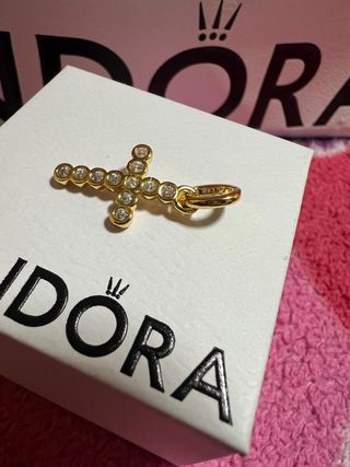 Charm Cruz color oro con circonitas