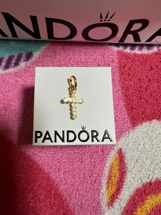 Charm Cruz color oro con circonitas